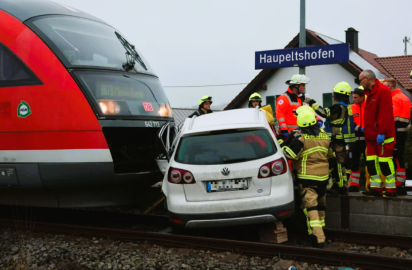 Schweres Zugunglück in Deutschland – Zahlreiche Verletzte und Tote, Helfer sind im Einsatz
